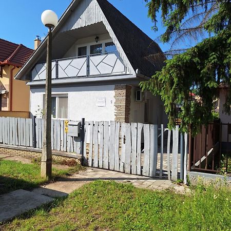 Nikolett Apartman ไฮจ์ดุสโซบอสโล ภายนอก รูปภาพ
