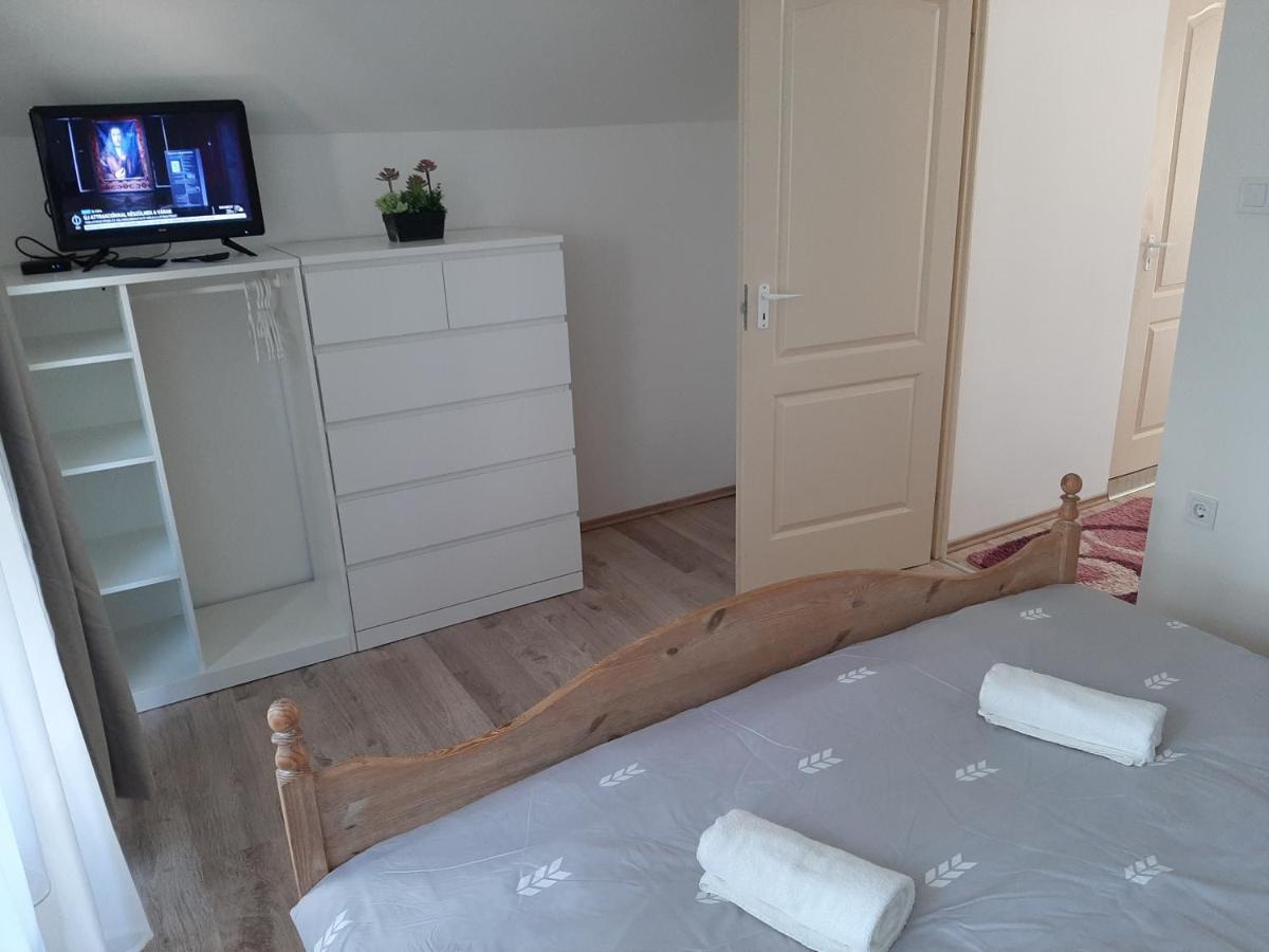 Nikolett Apartman ไฮจ์ดุสโซบอสโล ภายนอก รูปภาพ