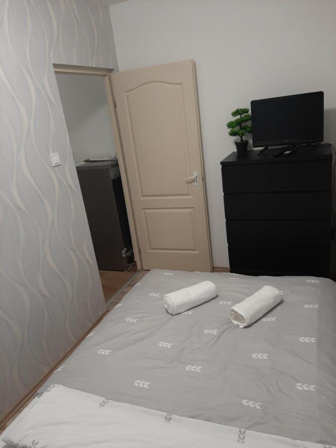 Nikolett Apartman ไฮจ์ดุสโซบอสโล ภายนอก รูปภาพ