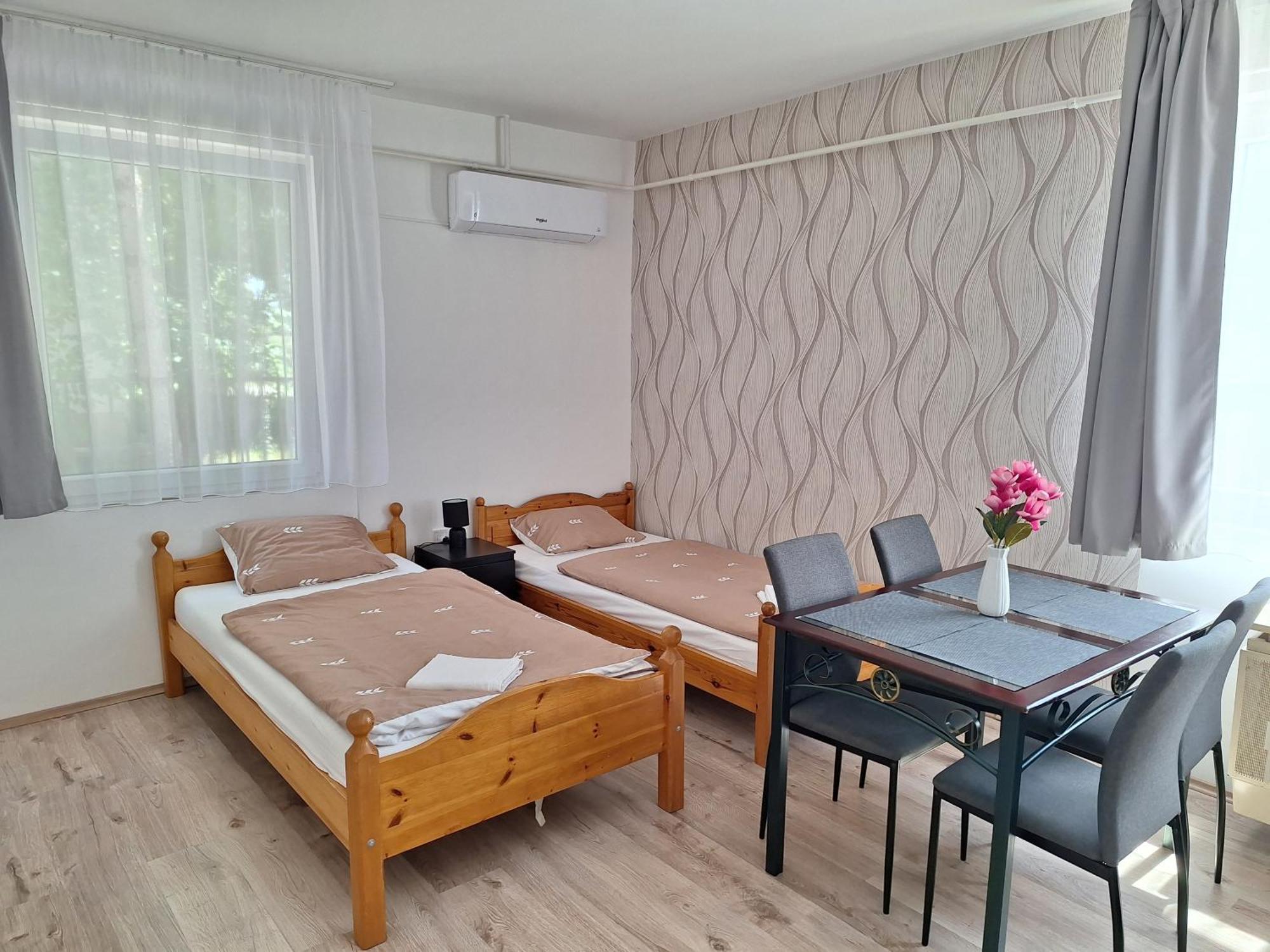 Nikolett Apartman ไฮจ์ดุสโซบอสโล ภายนอก รูปภาพ