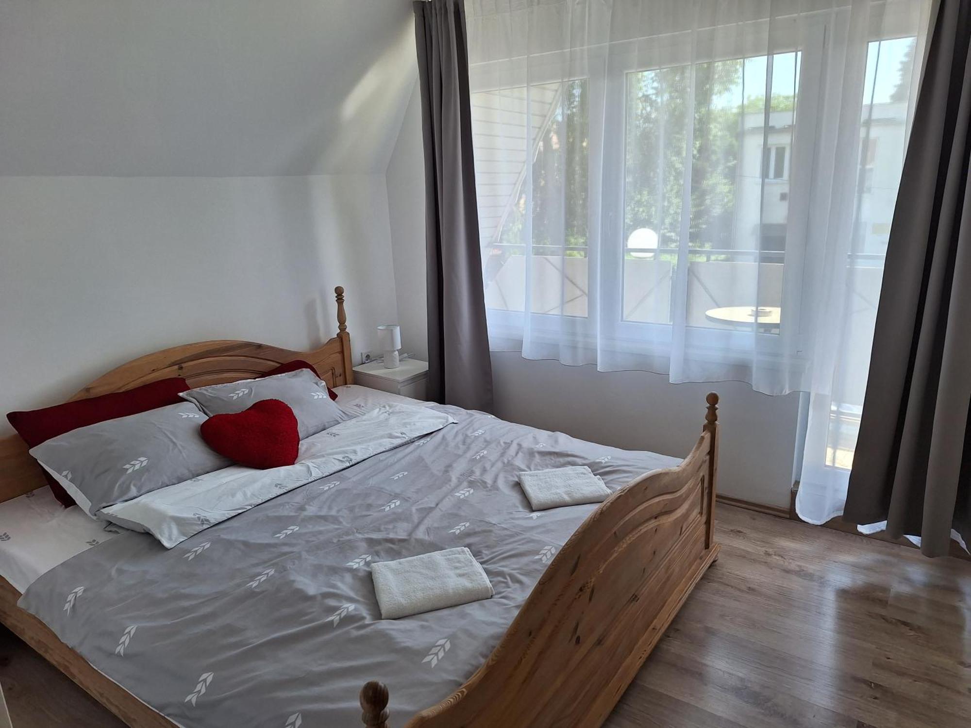 Nikolett Apartman ไฮจ์ดุสโซบอสโล ภายนอก รูปภาพ