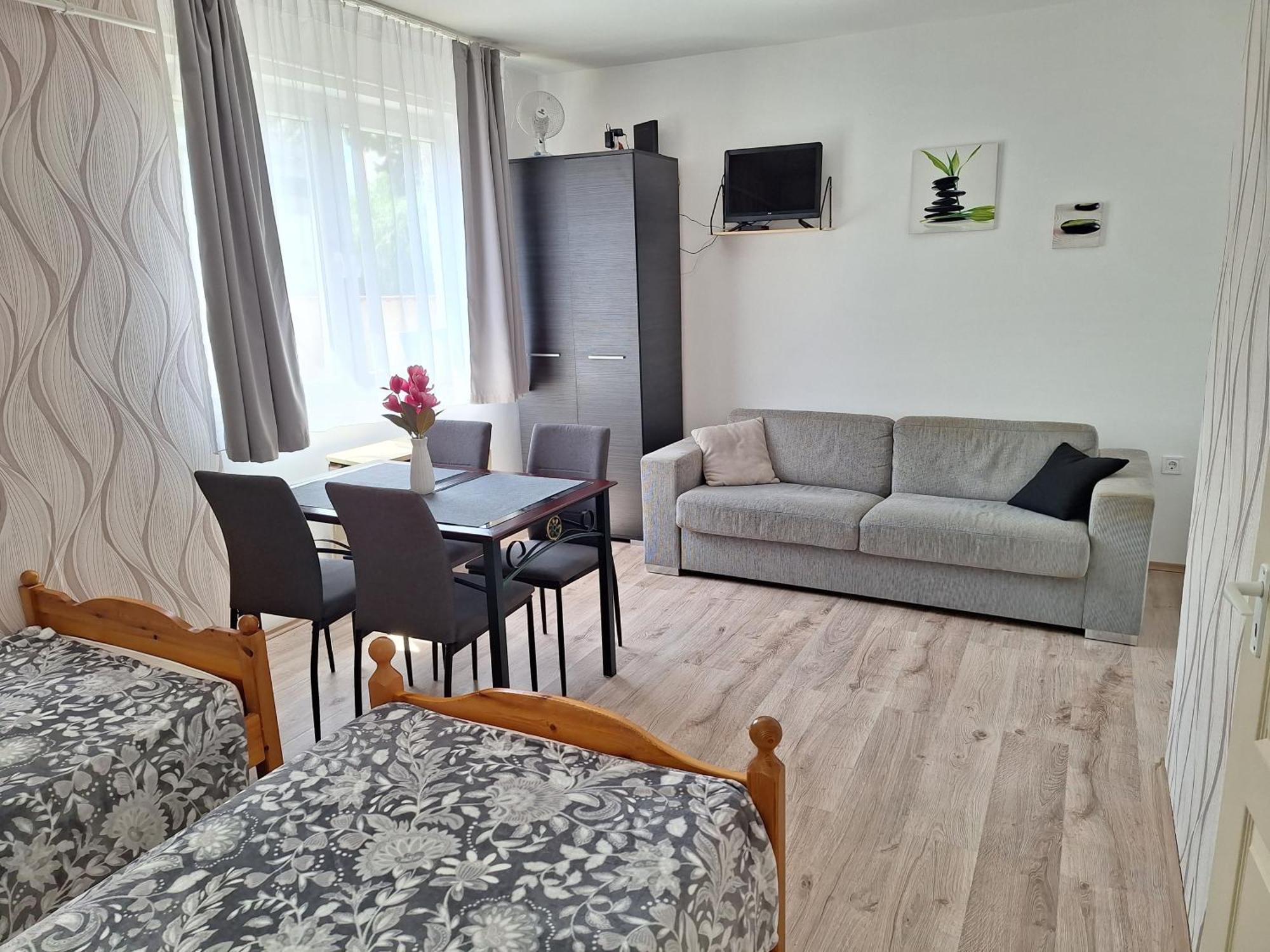 Nikolett Apartman ไฮจ์ดุสโซบอสโล ภายนอก รูปภาพ