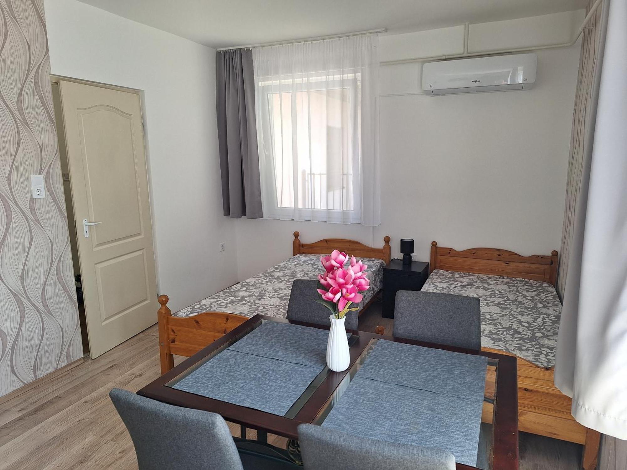 Nikolett Apartman ไฮจ์ดุสโซบอสโล ภายนอก รูปภาพ