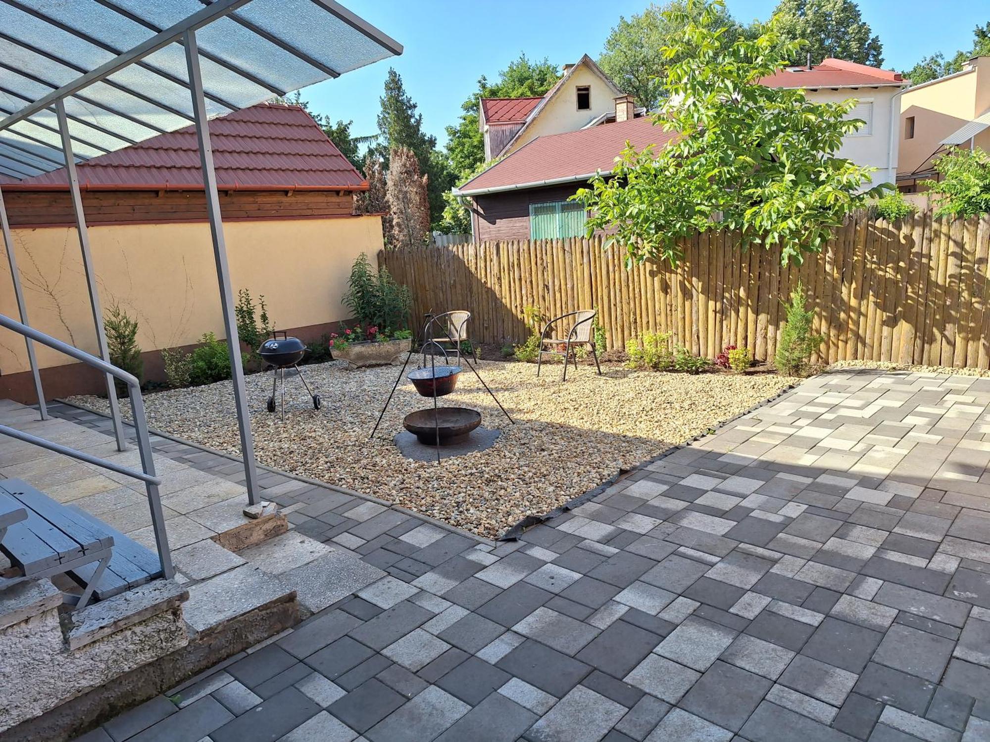 Nikolett Apartman ไฮจ์ดุสโซบอสโล ภายนอก รูปภาพ