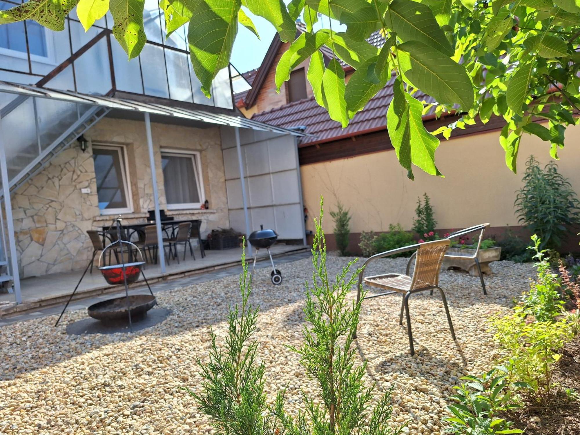 Nikolett Apartman ไฮจ์ดุสโซบอสโล ภายนอก รูปภาพ